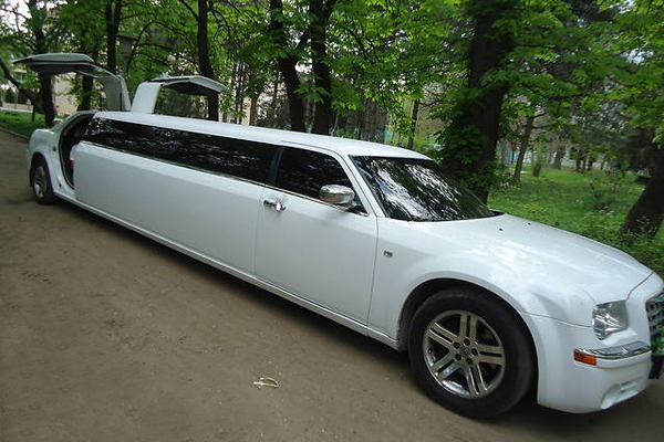 Аренда свадебного лимузина Крайслер C300 в Черкассах